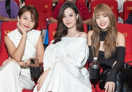 Đông Nhi (giữa) xinh đẹp bên cạnh Minh Hằng và Khả Ngân ngày ra mắt Kẻ Săn Tin