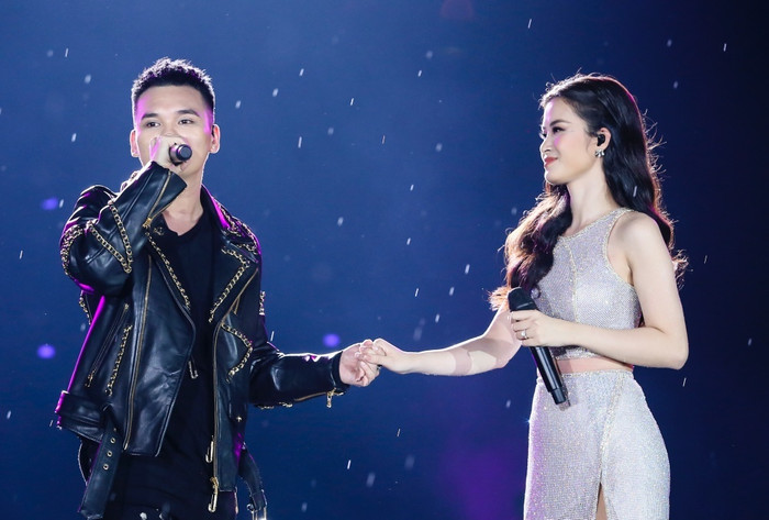 Đông Nhi xinh lung linh tại Liveshow Gặp Gỡ Thanh Xuân