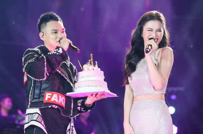 Khắc Việt cùng hàng ngàn khán giả hát chúc mừng sinh nhật Đông Nhi