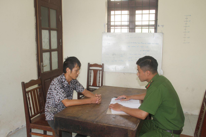 Nguyễn Hữu Long tại cơ quan công an.