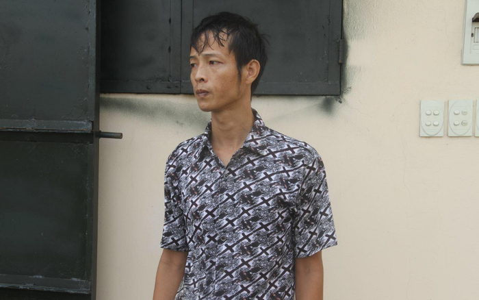 Khởi tố, bắt tạm giam người cha tra tấn con trai 9 tuổi như thời trung cổ: Bắt phơi nắng, nằm trên nắp cống nước thải ngoài trời tối Ảnh 2