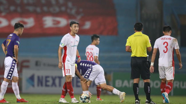 Trọng Đại có pha bóng không đẹp với đàn anh Văn Quyết.
