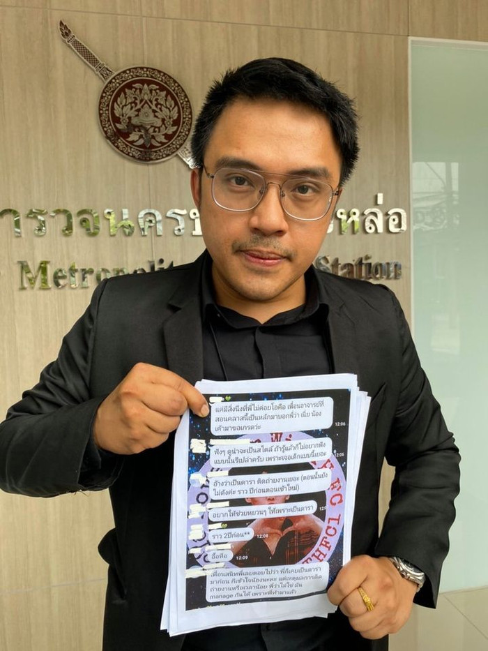 Luật sư đại diện của Bright Vachirawit cầm trên tay chứng cứ liên quan đến việc antifan có những hành vi xúc phạm, phỉ báng nạn nhân