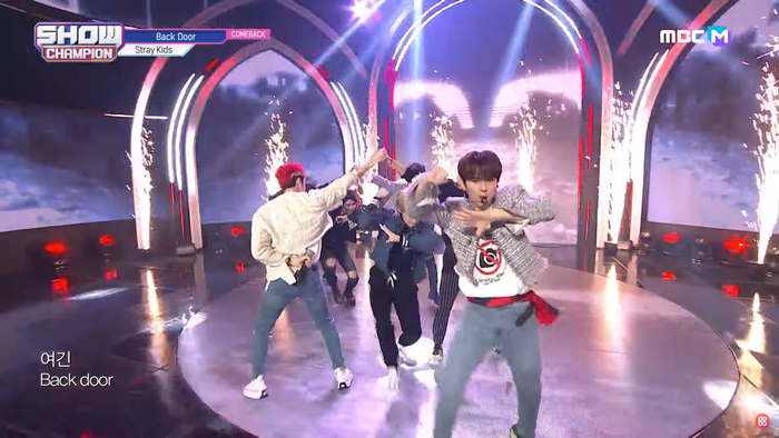 Cạnh tranh với BLACKPINK, YooA... STRAY KIDS xuất sắc ẵm cúp Show Champion Ảnh 6