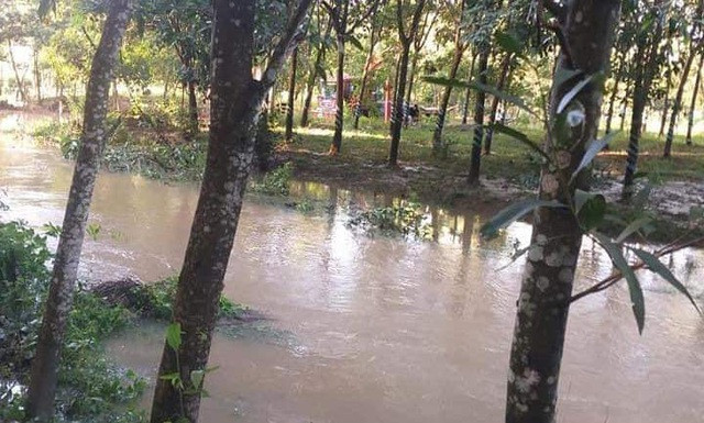 Khu vực chiếc xe ô tô được tìm thấy sau khi bị cuốn trôi. Ảnh: Dân Trí