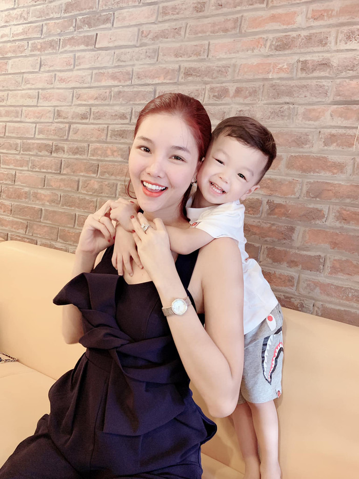 Con trai Kỳ Hân vẫn hay gây chú ý với những biểm cảm thương mẹ cực kì đáng yêu