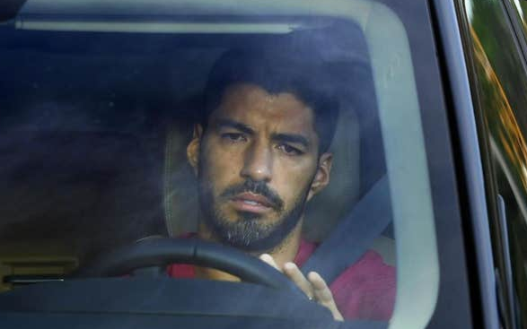 Luis Suarez bật khóc sau buổi tập cuối cùng trước khi rời Barca Ảnh 2