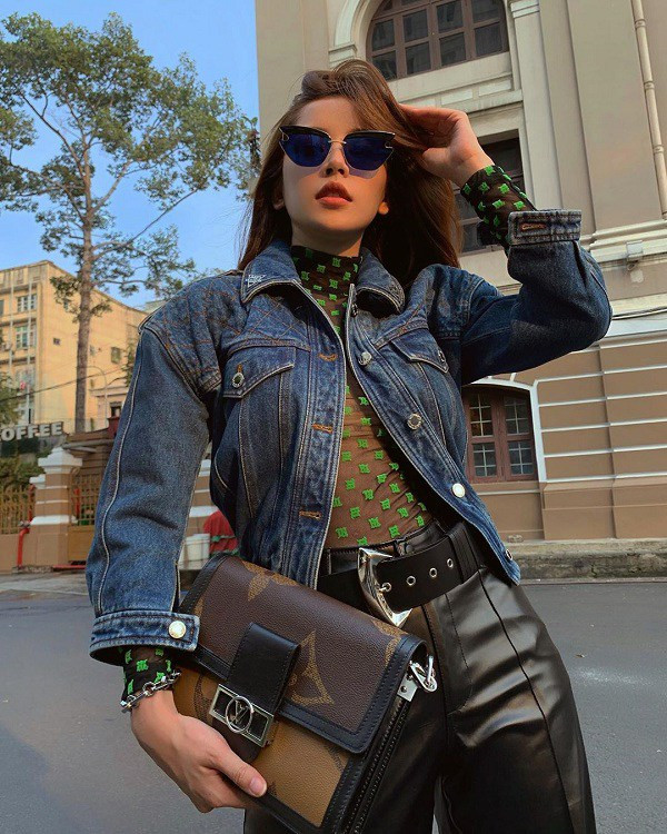 Hòa cùng xu hướng retro hot trend của năm, Chi Pu chưng diện kiểu áo khoác jeans lửng, cô nàng mix cùng set đồ tông đất, tạo nên sự trầm ấm cho bức ảnh. 