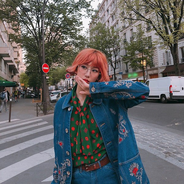 Min lại chọn cho mình chiếc áo có thêu đính họa tiết hoa. Cái hay của người đẹp là phối layer trang phục sặc sỡ nhưng không hề rối mắt. 