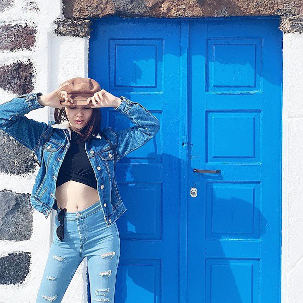 Bảo Anh khoe khéo vòng eo thon thả khi mix croptop bên trong áo khoác jeans. 