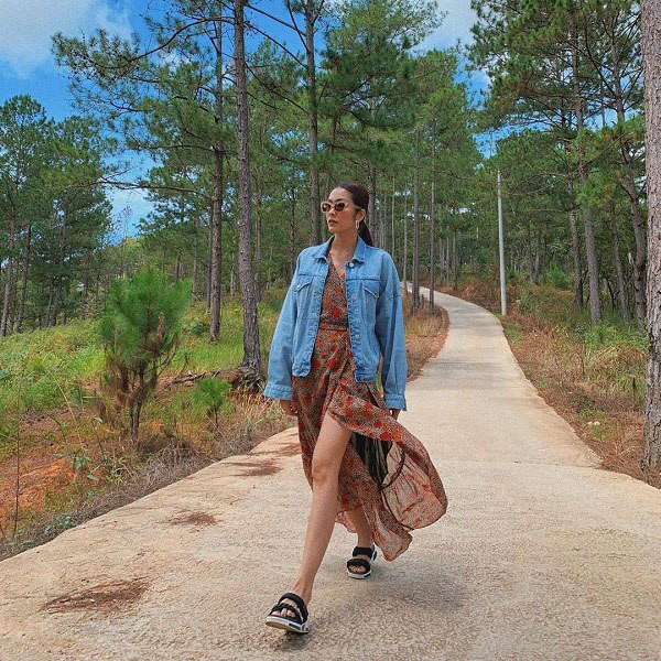 Nếu muốn tạo nên hình ảnh phối hợp giữa ngọt ngào, mềm mài và cá tính, hãy thừ khoác áo jeans bên ngoài chân váy voan giống Tăng Thanh Hà, bạn sẽ có được điều đó. 