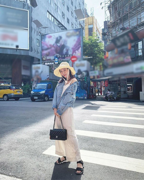 Diệu Nhi sử dụng áo khoác jeans vừa để chống nắng, vừa để làm điệu cho bản thân khi thả dáng trên phố. 