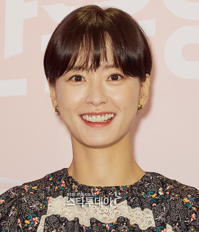 Hơn kém 11 tuổi, Nam Joo Hyuk - Jung Yoo Mi vẫn đẹp đôi tại họp báo 'School Nurse Ahn Eun Young' Ảnh 8