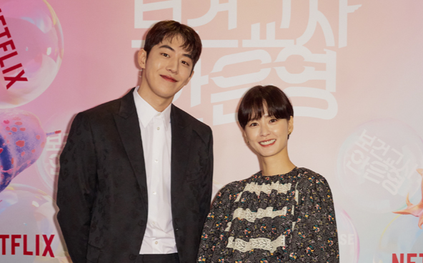 Hơn kém 11 tuổi, Nam Joo Hyuk - Jung Yoo Mi vẫn đẹp đôi tại họp báo 'School Nurse Ahn Eun Young' Ảnh 2