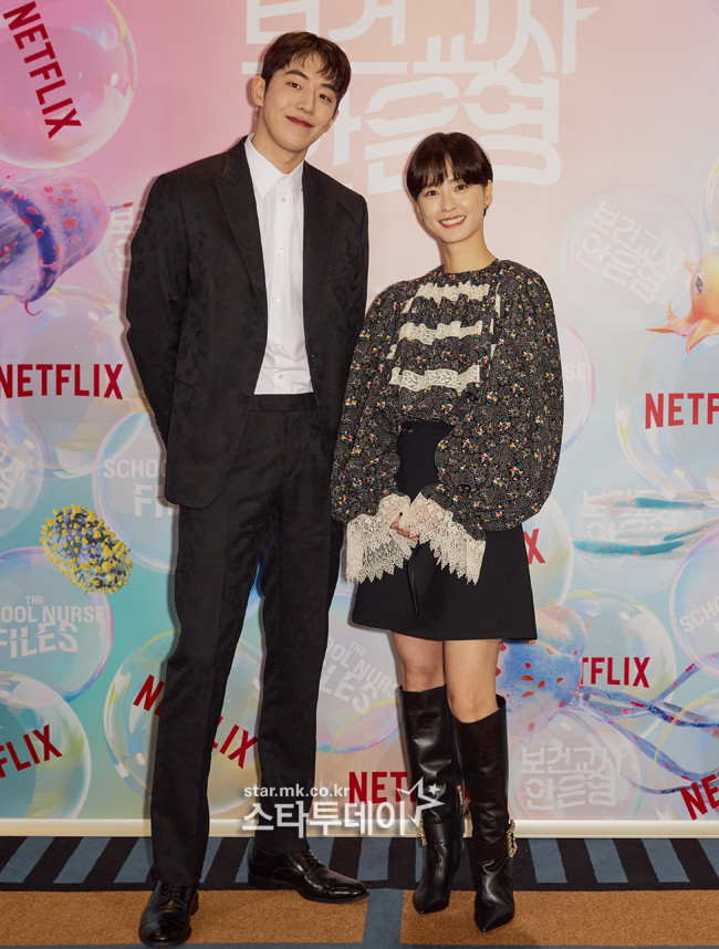 Hơn kém 11 tuổi, Nam Joo Hyuk - Jung Yoo Mi vẫn đẹp đôi tại họp báo 'School Nurse Ahn Eun Young' Ảnh 5
