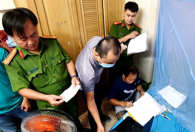 Công an triệt phá đường dây đánh bạc vào tối 23/9. Ảnh: Tiền Phong