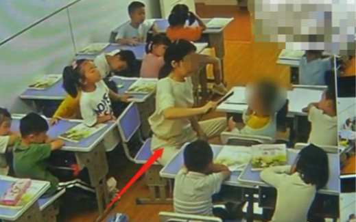 Cô giáo dùng thước đánh vào mặt bé gái 5 tuổi suốt 8 phút, lời bào chữa của nhà trường gây phẫn nộ Ảnh 2