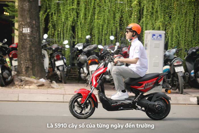 5910 – Tôi chỉ cần bạn: Phân cảnh đoạn này cho ta thấy, hàng ngày đến trường, chúng ta không hề cô độc mà luôn có những “chiến hữu” đồng hành, cùng ta đi qua 5910 cây số.