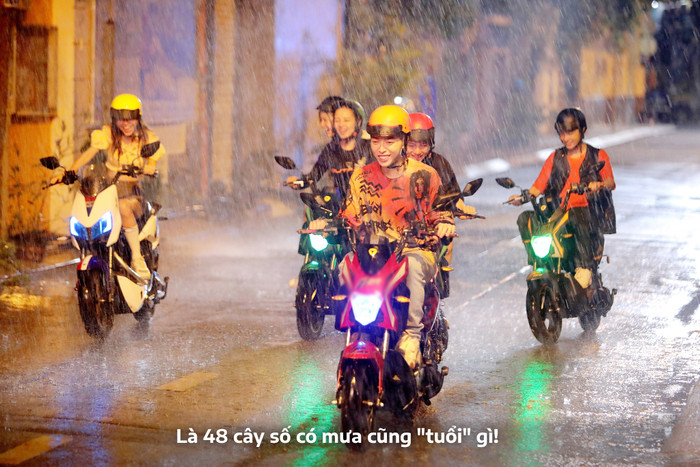 48 – Quá chuẩn: Số 48 xuất hiện ở phân cảnh dưới cơn mưa to, Đức Phúc cùng hội bạn vẫn băng băng tiến về phía trước cùng niềm phấn khích vô hạn. Thanh xuân biết lúc nào gặp cơn mưa rào bất chợt? 