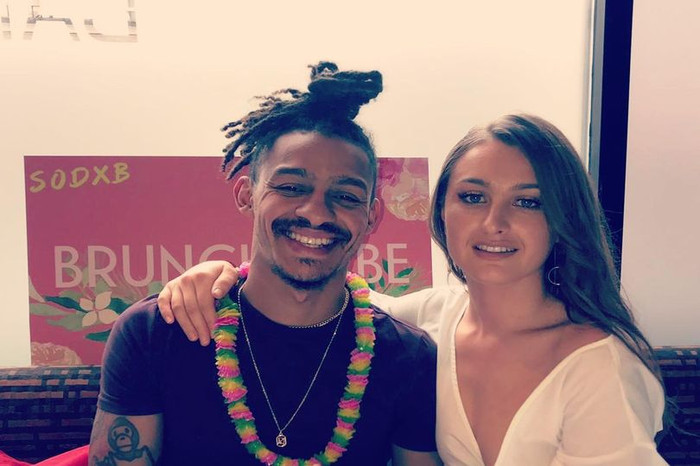 Salmon cho rằng Ella đang giả vờ treo cổ để thu hút sự chú ý của anh, nhưng không ngờ giả lại thành thật. 