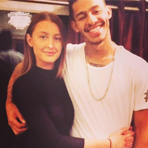 Ella và Salmon quen biết nhau khi Ella đang làm việc trong một hộp đêm. 