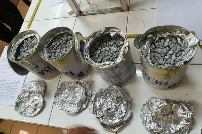 20.000 viên thuốc lắc giấu trong vỏ hộp sữa bột, vận chuyển từ Đức về Việt Nam. Ảnh: Infonet