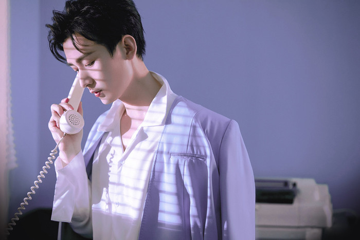 Anh chuộng những gam màu đơn sắc, các thiết kế có đường nét cơ bản, không rườm rà, phức tạp, hướng đến sự thanh lịch và tinh tế