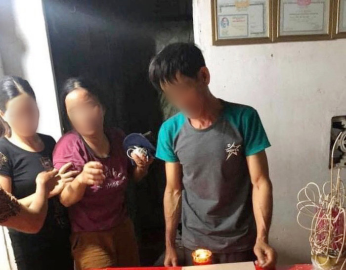 Người thân gào khóc trong đám tang nạn nhân.