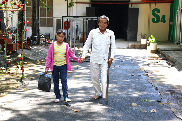 Cô bé 13 tuổi sống cùng cha trên ghe nhỏ: 'Các bạn ở trường ăn hiếp vì nhà con nghèo' Ảnh 14