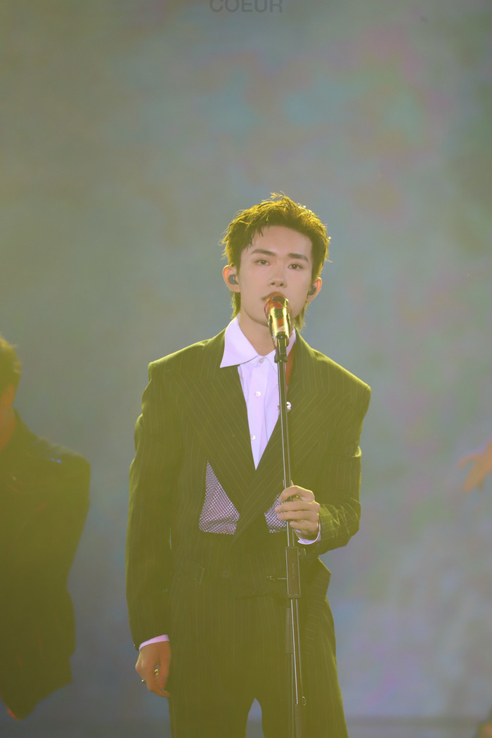 Dịch Dương Thiên Tỉ không đến tham gia Giải thưởng Kim Ưng vì không muốn trở thành Địch Lệ Nhiệt Ba thứ hai? Ảnh 16