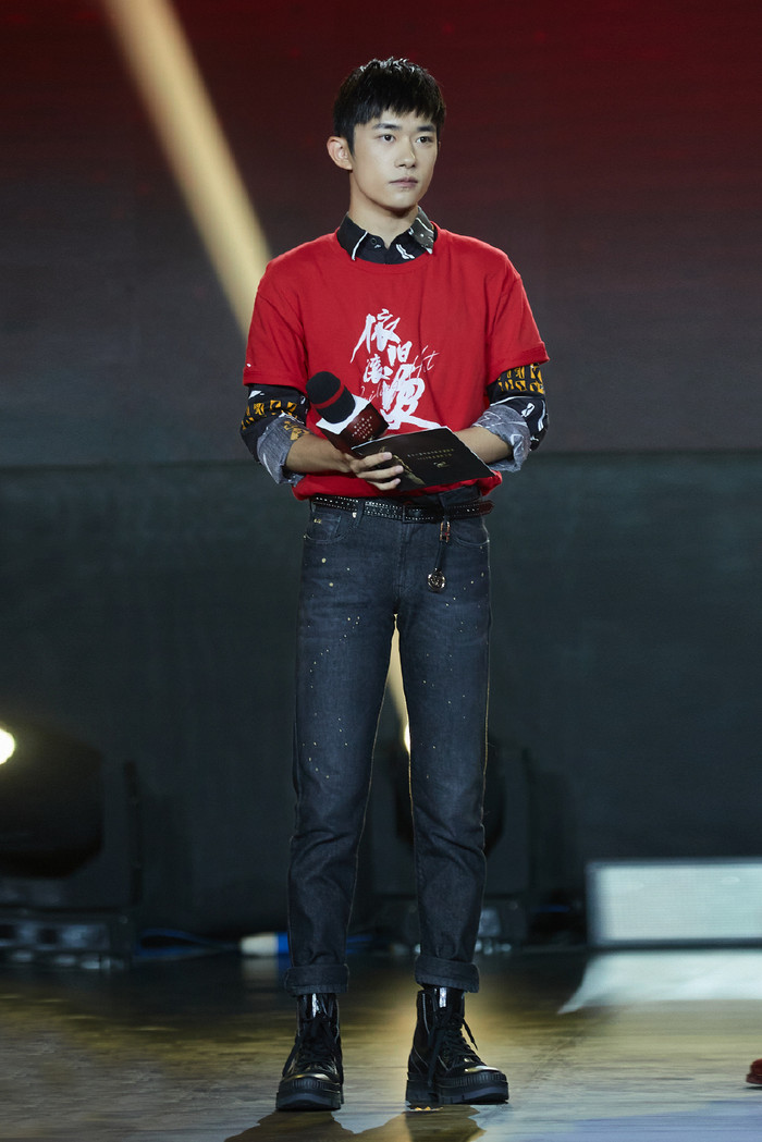 Dịch Dương Thiên Tỉ không đến tham gia Giải thưởng Kim Ưng vì không muốn trở thành Địch Lệ Nhiệt Ba thứ hai? Ảnh 12