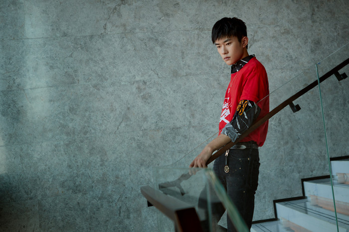 Dịch Dương Thiên Tỉ không đến tham gia Giải thưởng Kim Ưng vì không muốn trở thành Địch Lệ Nhiệt Ba thứ hai? Ảnh 13