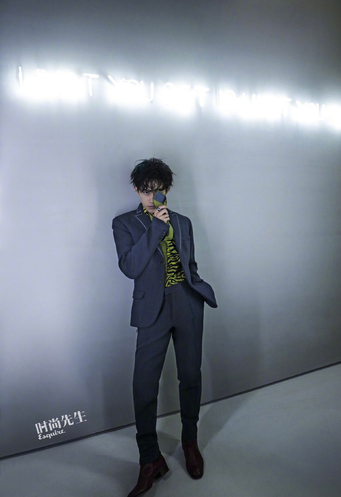 Dịch Dương Thiên Tỉ không đến tham gia Giải thưởng Kim Ưng vì không muốn trở thành Địch Lệ Nhiệt Ba thứ hai? Ảnh 18