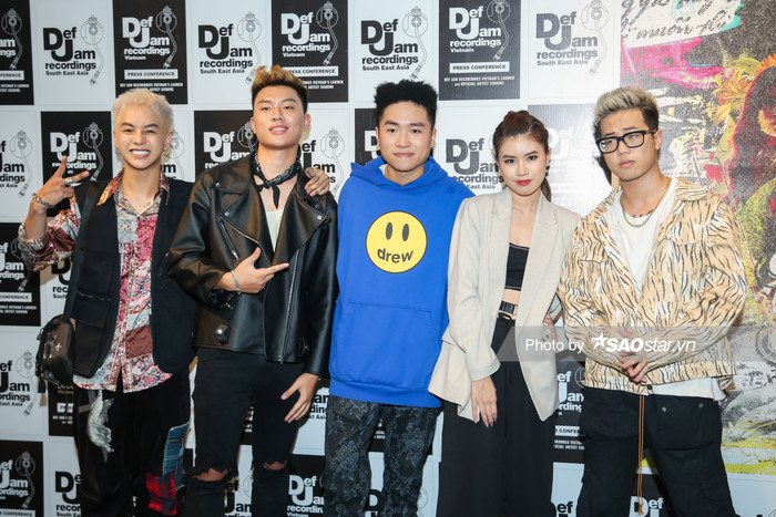 Cặp đôi được fan 'đẩy thuyền' Pháo và RichChoi ăn mặc Ton sur Ton khi xuất hiện tại sự kiện.