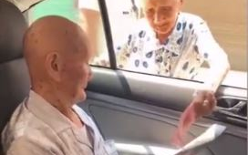 Xúc động khoảnh khắc cụ bà 96 tuổi dúi tiền tiêu vặt vào tay anh trai 101 tuổi: 'Anh mua gì ngon ngon mà ăn!' Ảnh 2