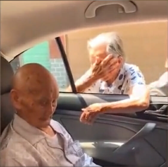 Cụ bà khóc nức nở khi anh trai ra về.&nbsp;