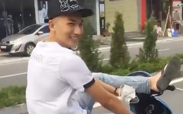 Điều khiển xe máy bằng chân, 'quái xế' 10X bị xử phạt hơn 4 triệu đồng Ảnh 2