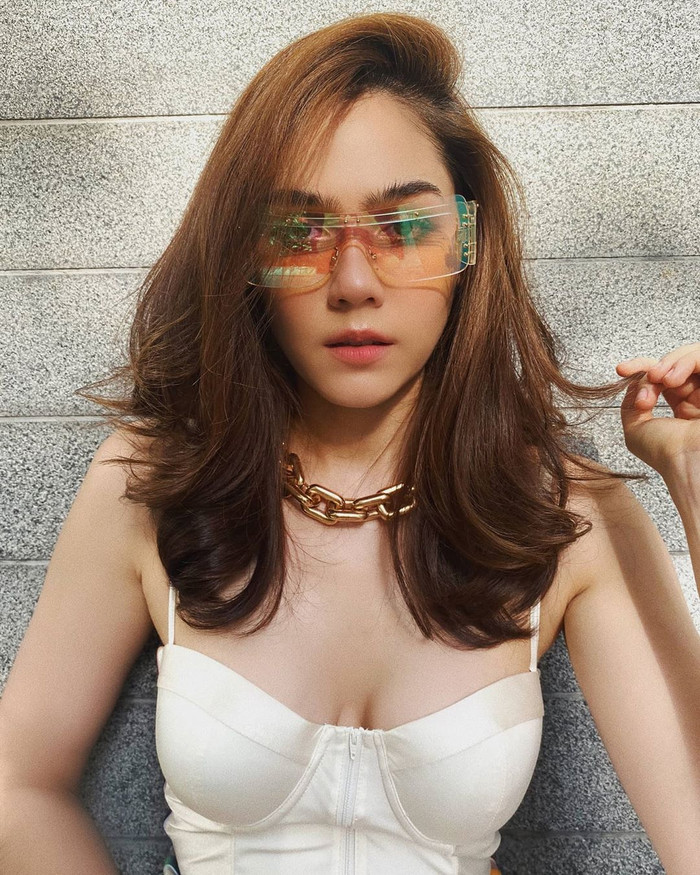 Bà mẹ hai con sành điệu, bậc nhất tại showbiz Thái Lan vẫn quyến rũ và gợi cảm trong các kiểu áo tôn ngực thế này