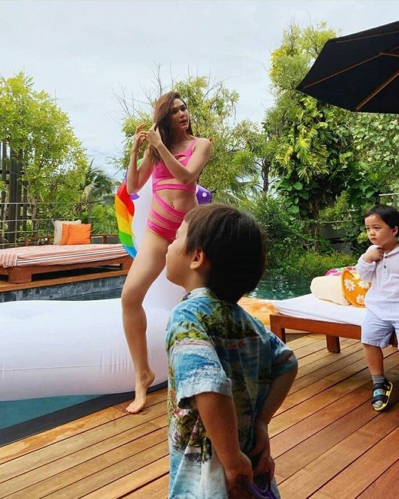 Hình ảnh 'chụp đại' không qua photoshop chỉnh sửa khi cô đứng bên cạnh hai cậu con trai