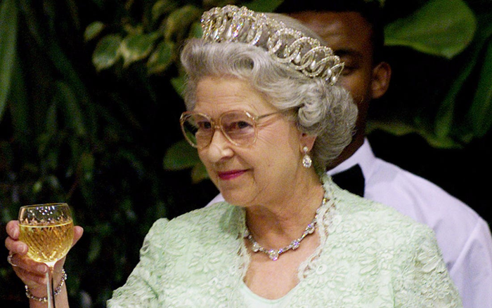 5 lần bất ngờ phá vỡ nguyên tắc ngoại giao của Nữ hoàng Anh Ảnh 2