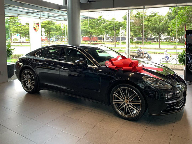 Được biết giá xe Porsche Panamera bản tiêu chuẩn đã có giá khoảng 5 tỷ đồng, các bản cao cấp hơn loanh quanh 8 tỷ.