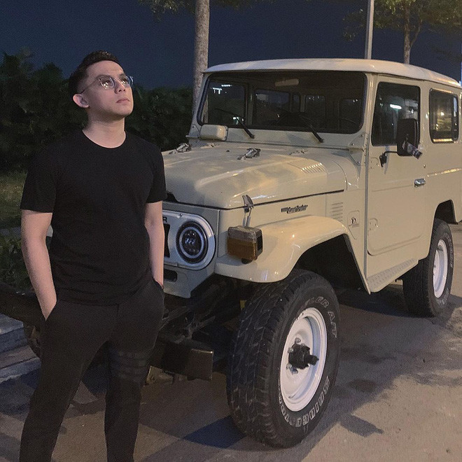 Dạo một vòng trang cá nhân của Tống Đông Khuê, bạn sẽ thấy anh rất thường xuyên đăng tải những bức ảnh bên những chiếc xe cổ của mình.