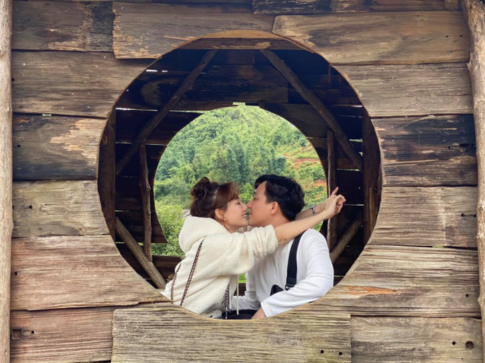 Không những vậy cặp đôi còn luôn thoải mái thể hiện những hành động thân mật dành cho nhau ở mọi lúc mọi nơi