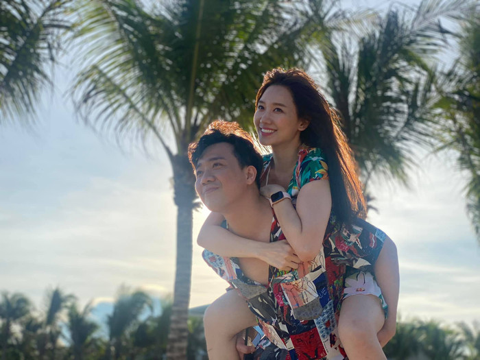 Dù đã kết hôn 4 năm nhưng&nbsp;Trấn Thành và Hari Won&nbsp;lúc nào cũng khiến mọi người ngưỡng mộ vì luôn cư xử tình tứ, ngọt ngào với nhau