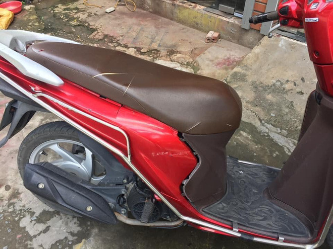 Chiếc xe sau khi bị người phụ nữ phá hoại 