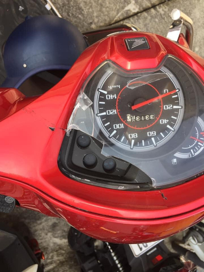 Clip: Người phụ nữ 2 tay cầm 2 con dao, điên cuồng chém vào 2 chiếc xe máy trước cửa nhà hàng xóm Ảnh 1