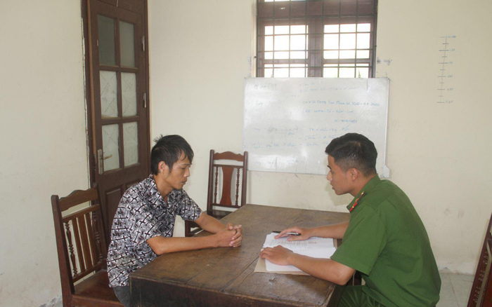 Quá khứ bất hảo của người cha bạo hành, bắt con 9 tuổi phơi nắng, nằm trên nắp cống nước thải ngoài trời tối Ảnh 2