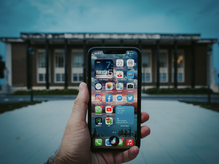 Một số người dùng cũng nhận thấy iPhone 11 của mình liên tục gặp lỗi giật lag, thời lượng pin cũng hao hụt một cách nhanh chóng sau khi lên đời iOS 14. (Ảnh: iFeed)