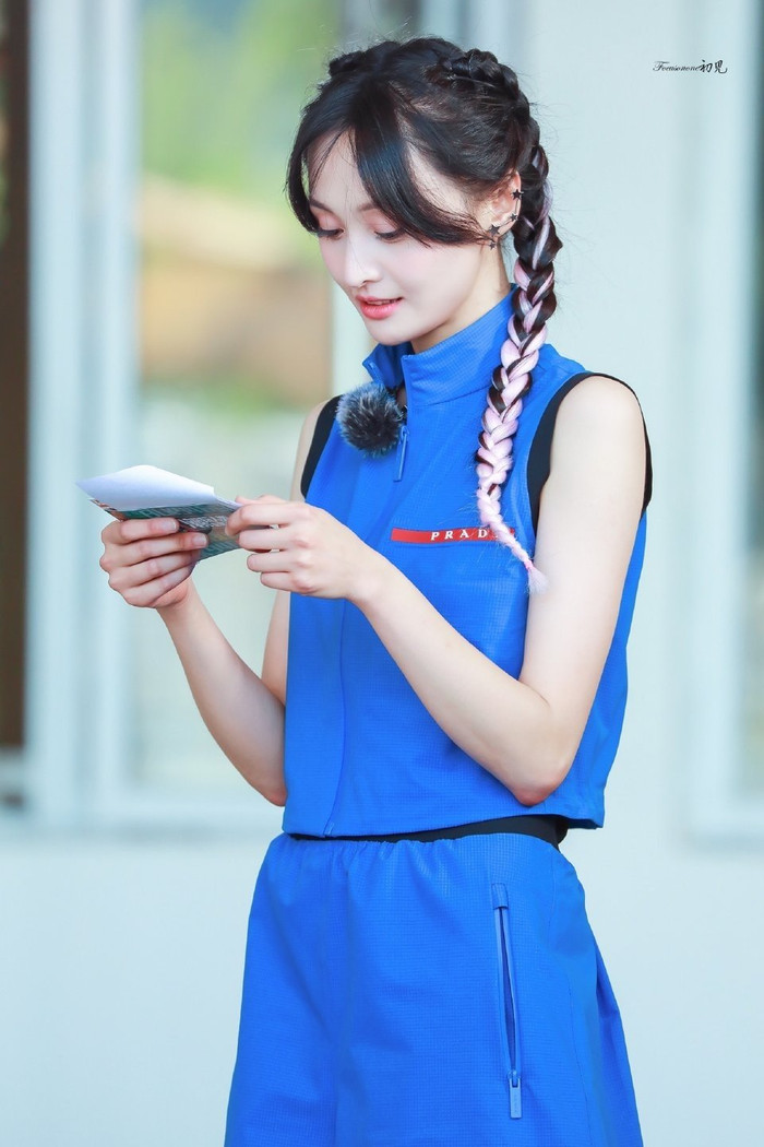 Trịnh Sảng trong cây đồ của Prada với màu xanh biểu tượng của năm 2020 