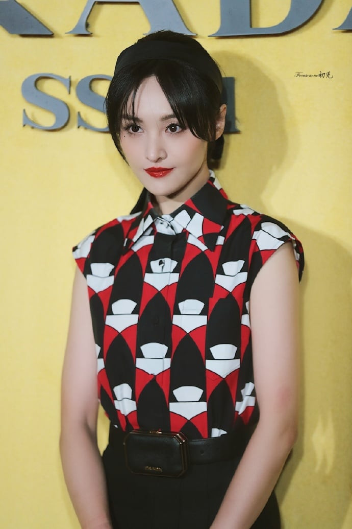 Nhấn nhá cho set đồ là băng đô dây cài tóc cùng belt thắt lưng độc đáo